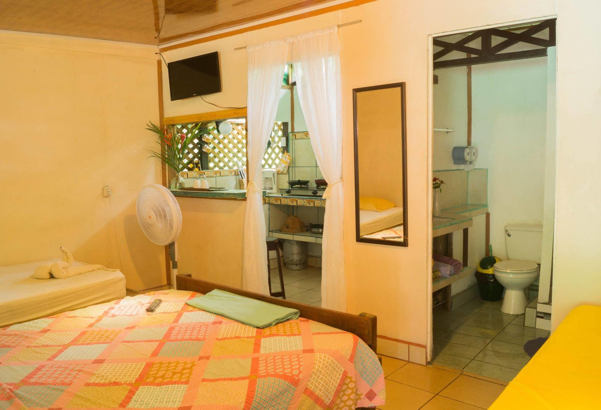 Hostal Cecilia Puerto Viejo de Talamanca Exterior photo