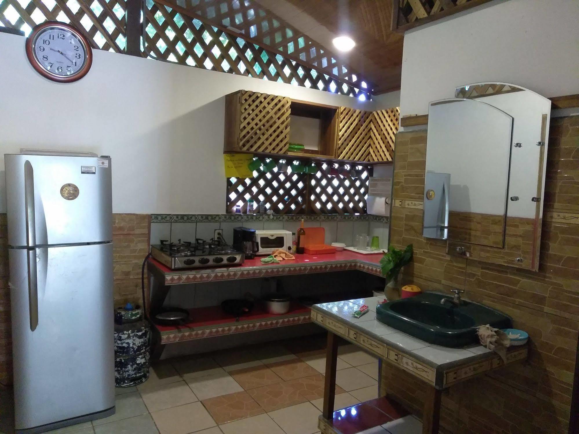 Hostal Cecilia Puerto Viejo de Talamanca Exterior photo